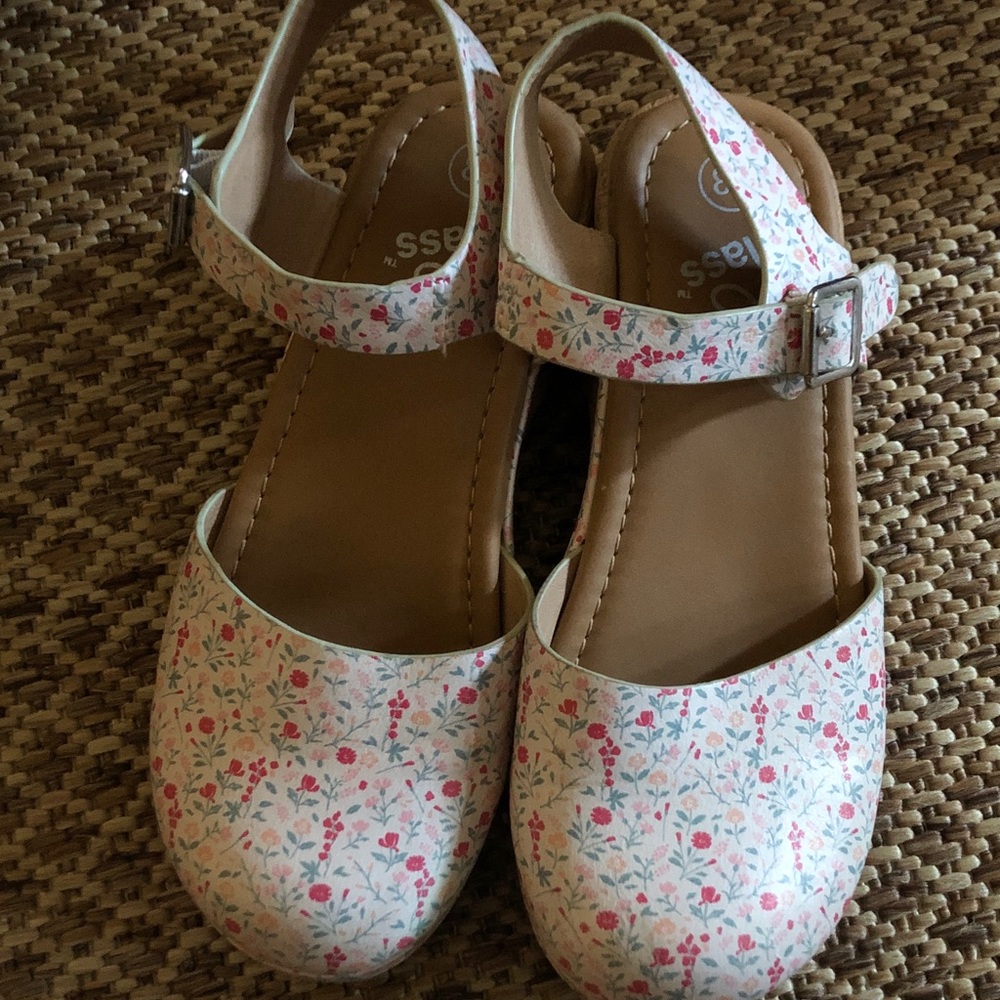 art class Girls Floral Ankle-Strap Clog style Shoes in White and Pink